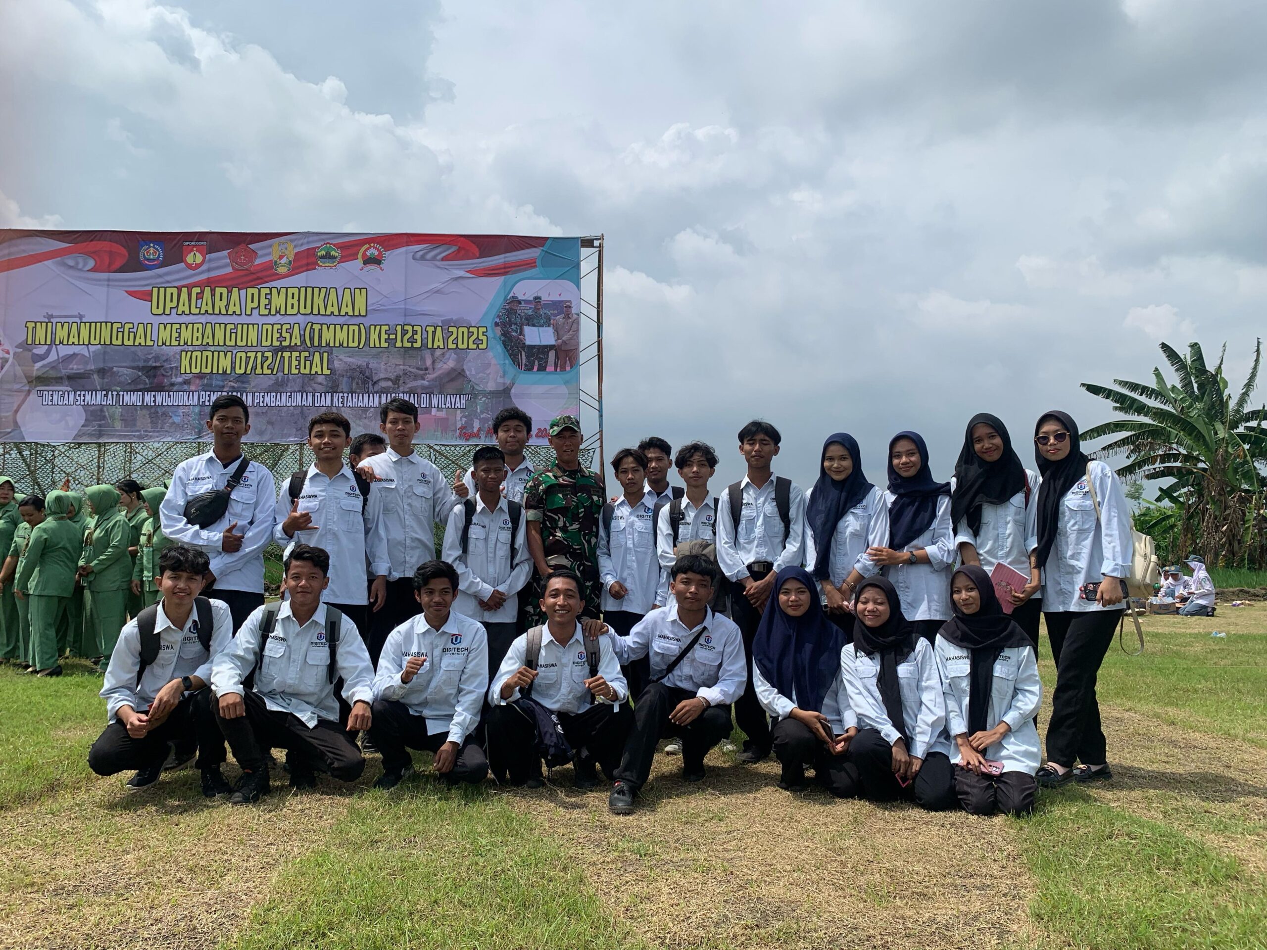 Mahasiswa Universitas Teknologi Digital PSDKU Tegal Berpartisipasi pada Kegiatan Upacara TMMD (TNI Manunggal Membangun Desa) yang Diadakan di Kabupaten Tegal
